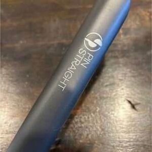 Pin straight hair straightener in black